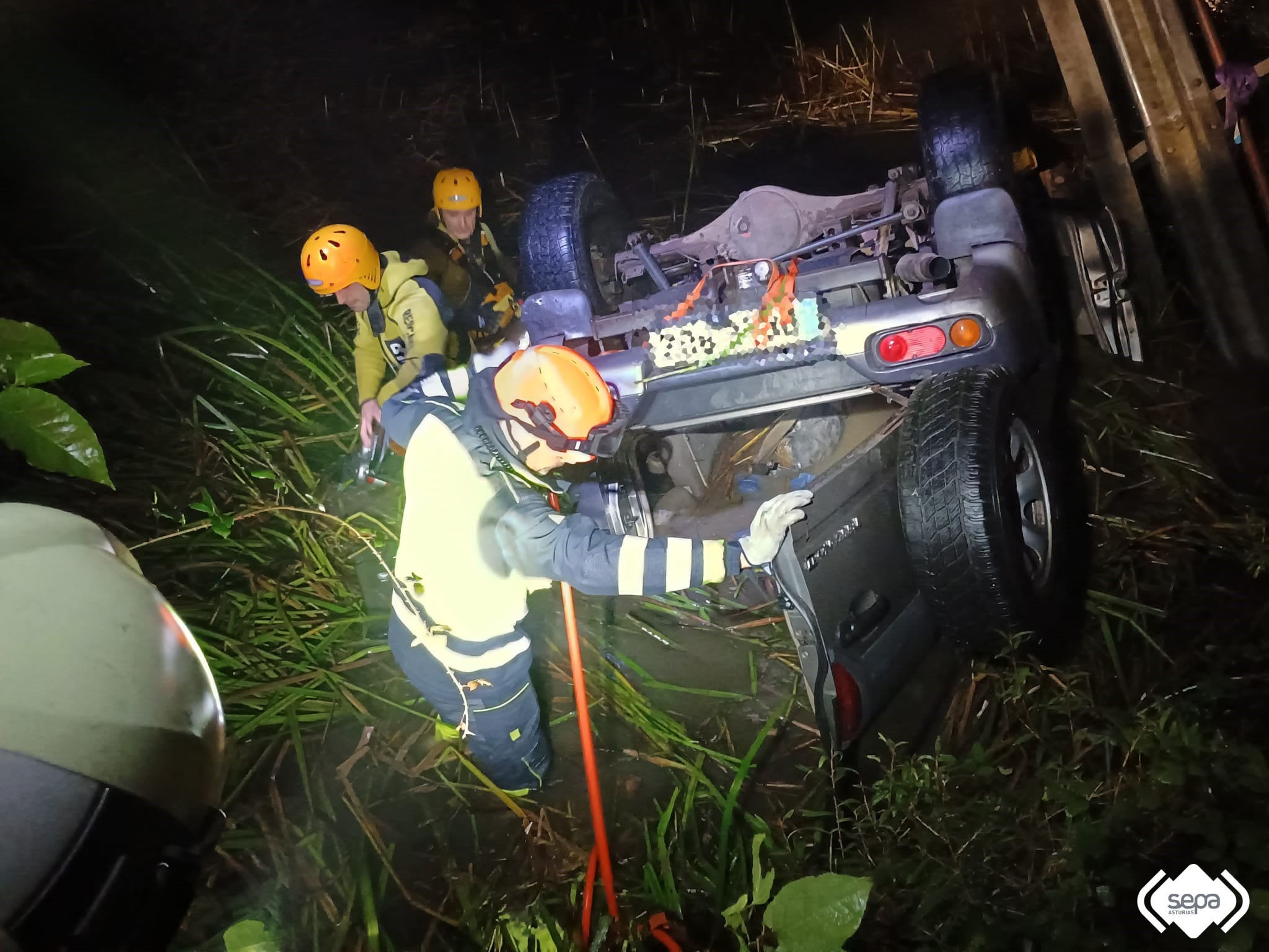 Un momento de la intervención de los bomberos, en una imagen facilitada por el SEPA.