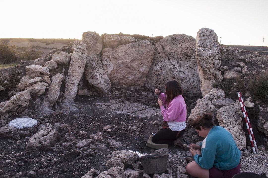 Trabajos en el dolmen El Pendón de Reinoso