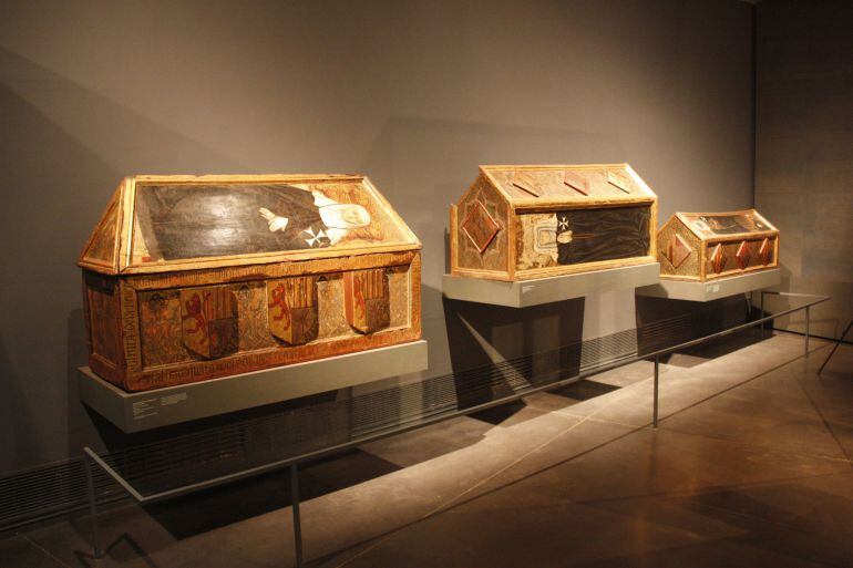 Els tres dels sarcòfags de les monges de Sixena que es troben exposats al Museu de Lleida. 