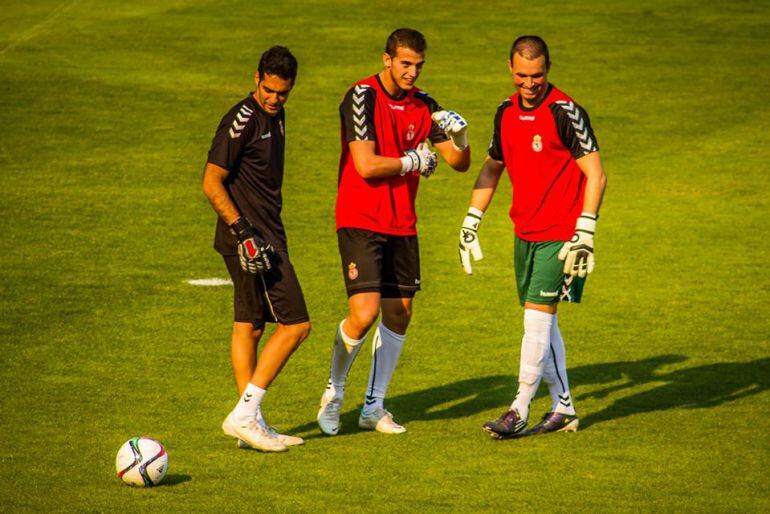 Leandro, en el centro, junto a Diego Caneda, preparador de porteros, y Diego Calzado