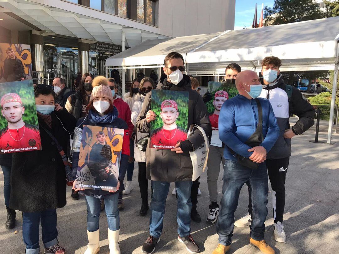 Familiares y amigos de la víctima esta mañana en Plaza de Castilla