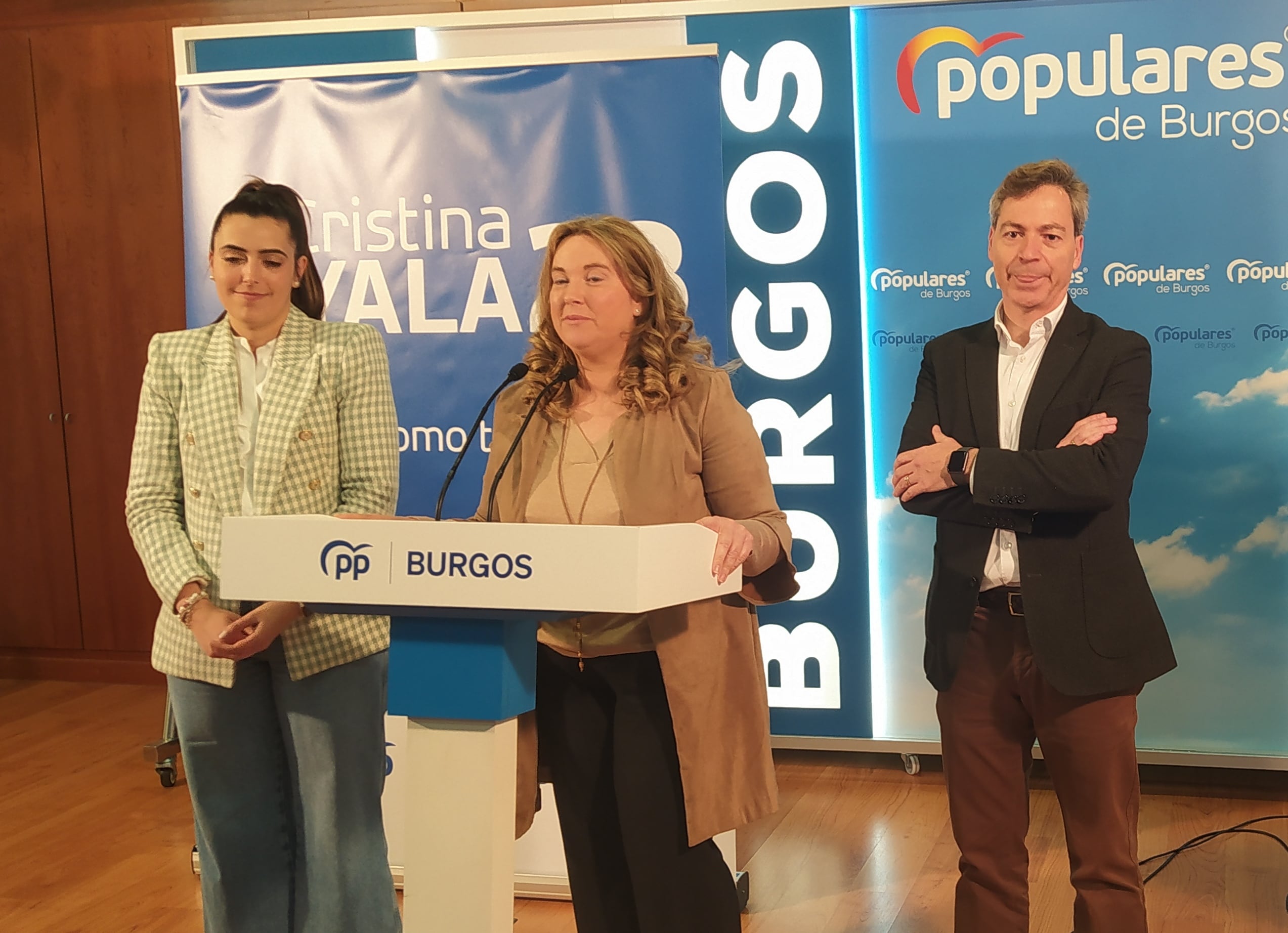 La candidata del PP a la alcaldía de Burgos, Cristina Ayala, ha comparecido con los concejales Andrea Ballesteros y César Barriada