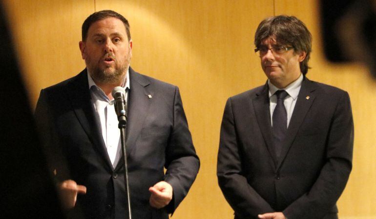 El president de la Generalitat, Carles Puigdemont, y el vicepresident, Oriol Junqueras.