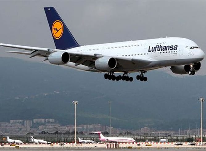 Un Airbus A380 de Lufthansa se dispone a tomar tierra en el aeropuerto de El Prat procedente de Fráncfort y Palma / EFE