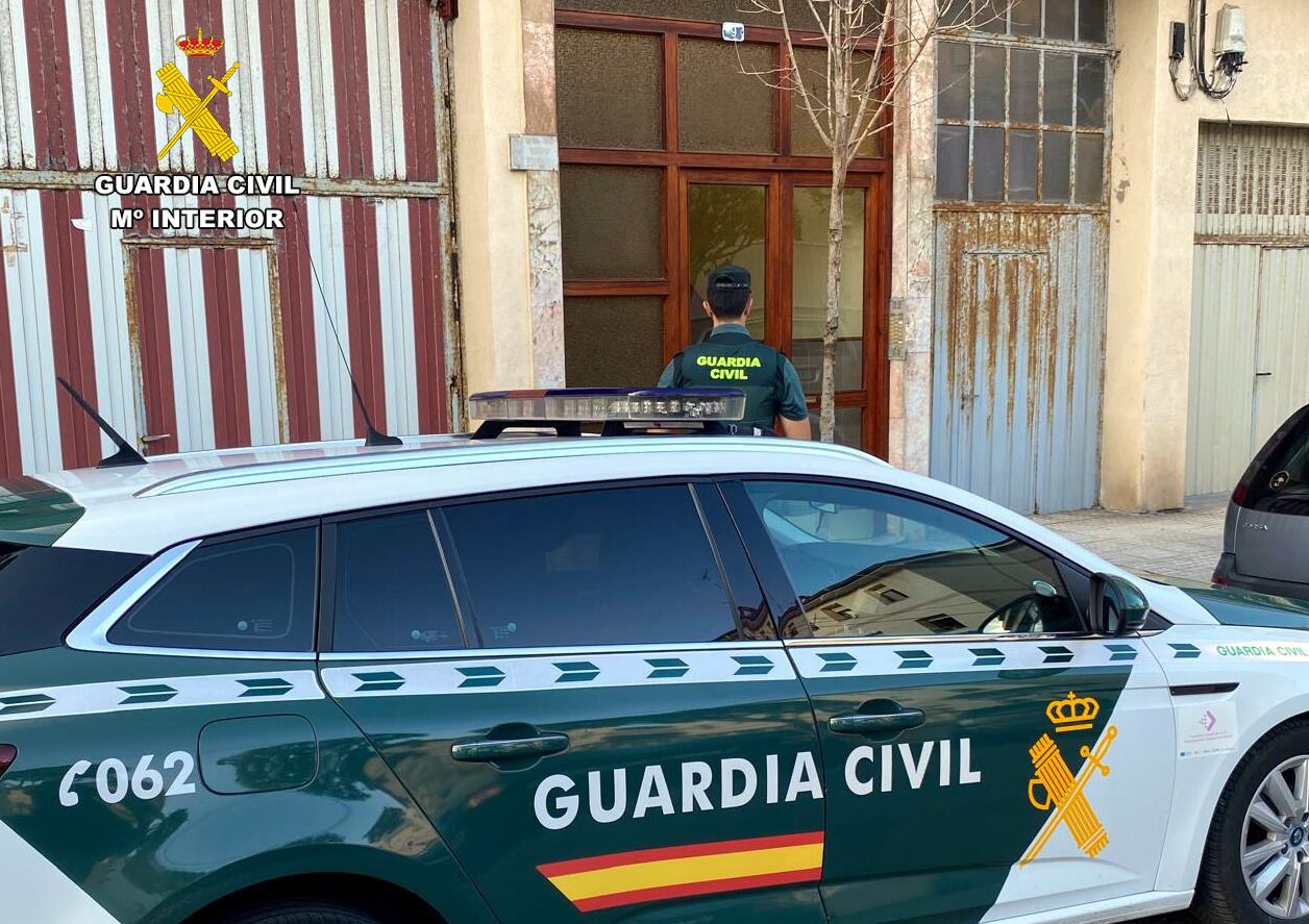 Actuación de la Guardia Civil en el edificio incendiado | Foto de la Guardia Civil