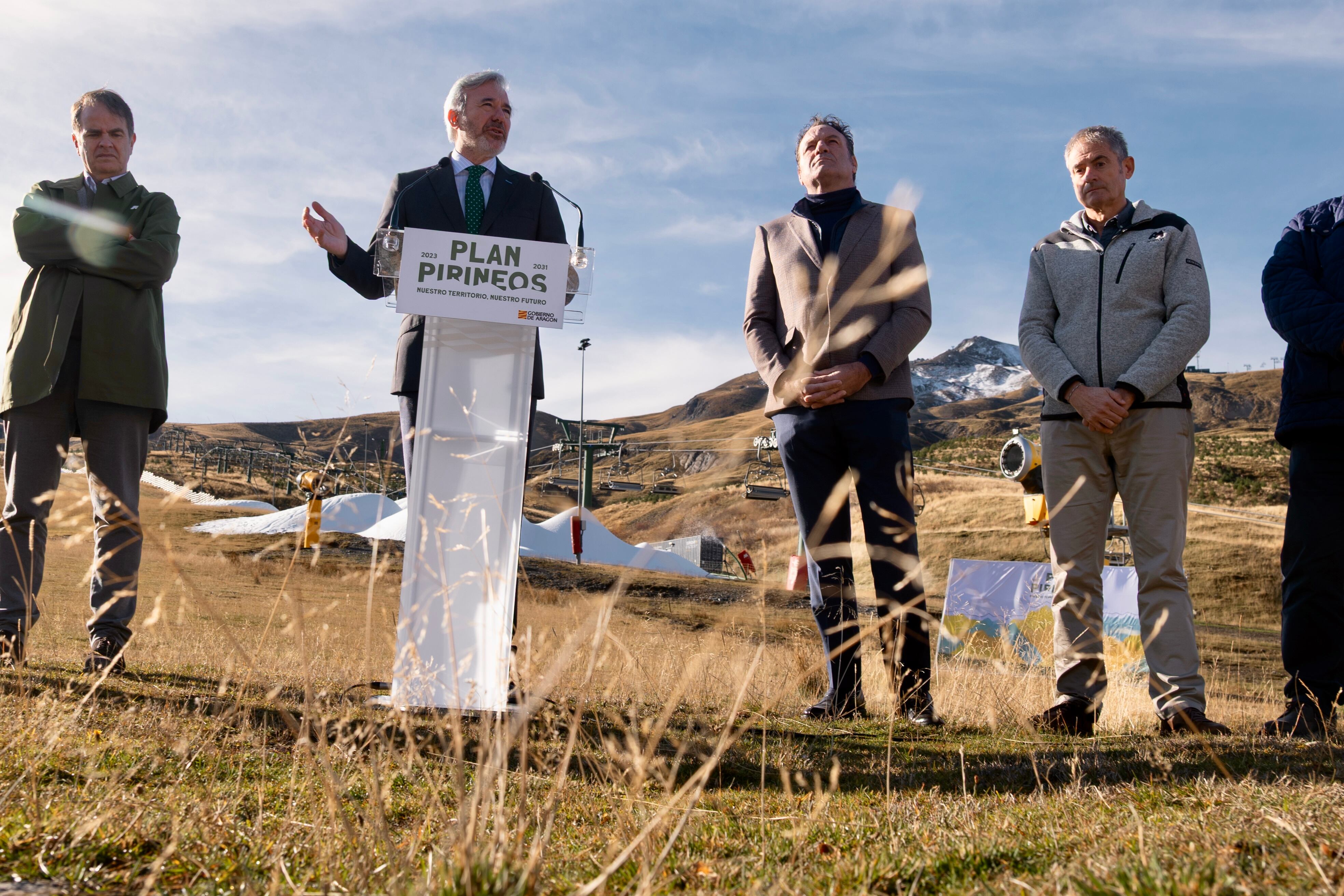 El presidente del Gobierno de Aragón visitaba este martes Formigal para conocer los nuevos sistemas de innivación