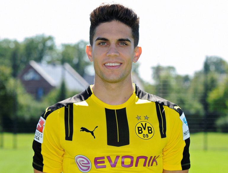 Bartra sonríe en una foto oficial del club