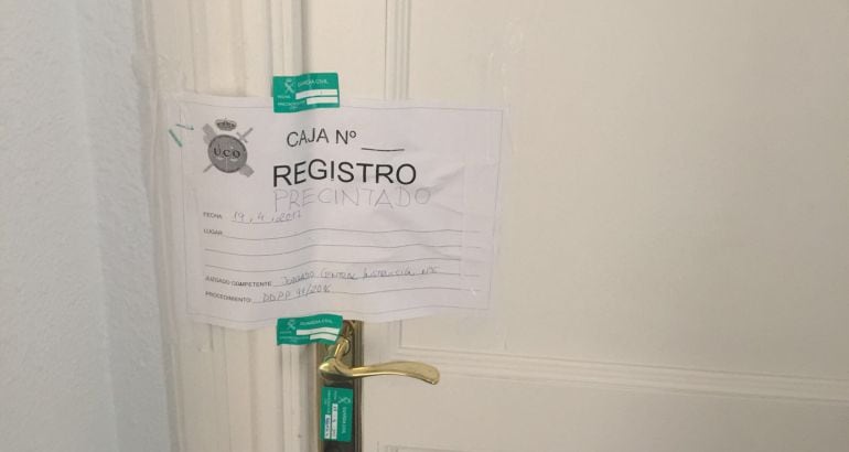 Imagen del precinto de la Guardia Civil en la puerta del despacho de María Fernanda Richmond, exdirectora financiera del Canal.