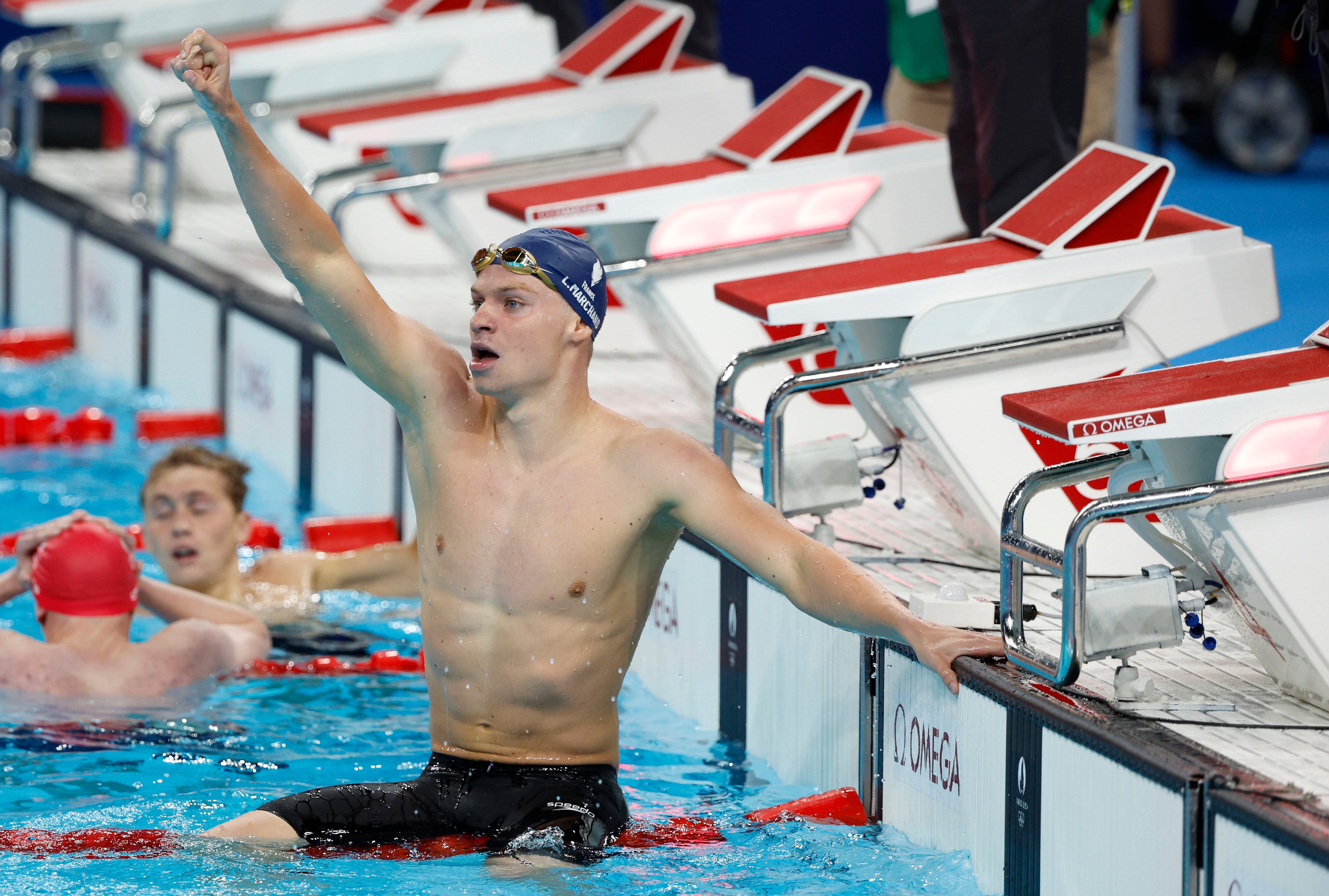 Leon Marchand celebra el oro en el 400 estilos masculino de París 2024