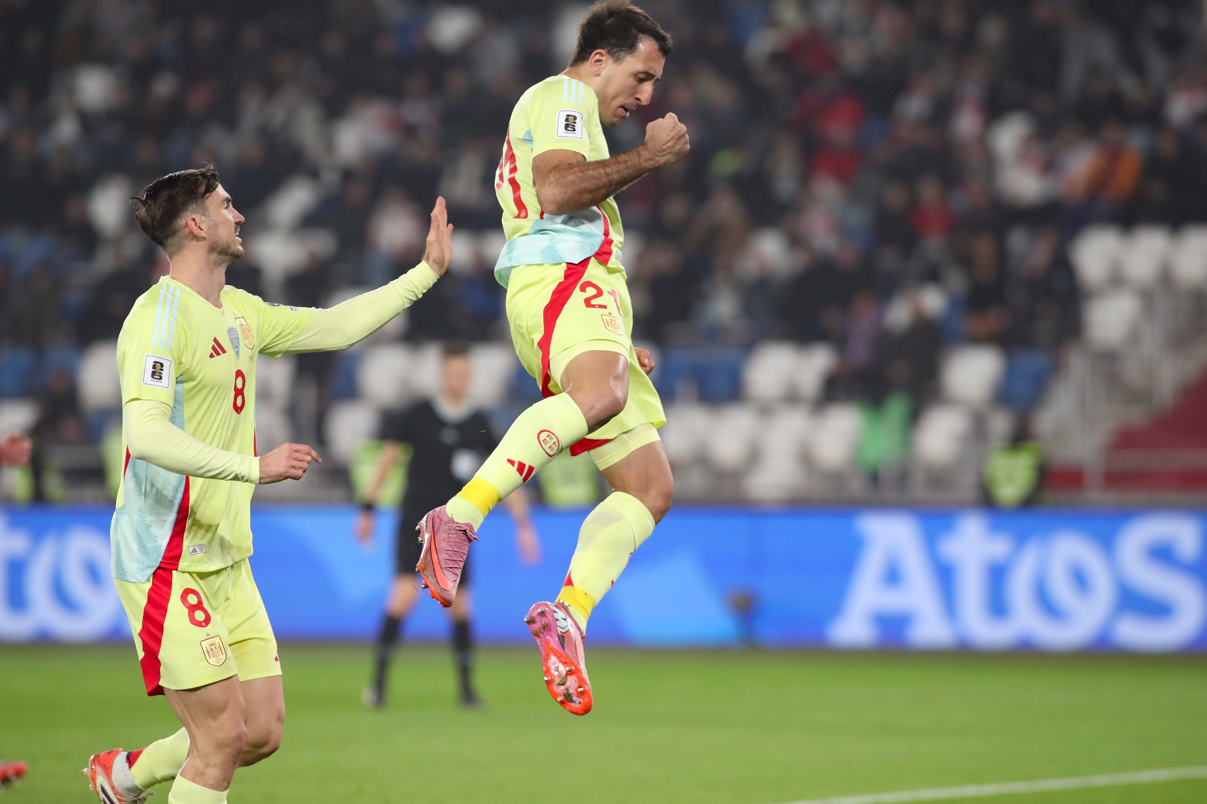 Mikel Oyarzabal celebra uno de sus goles