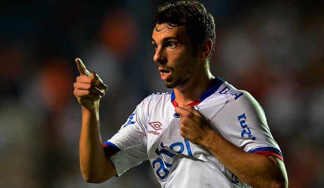 El delantero uruguayo vuela destino a Almería.