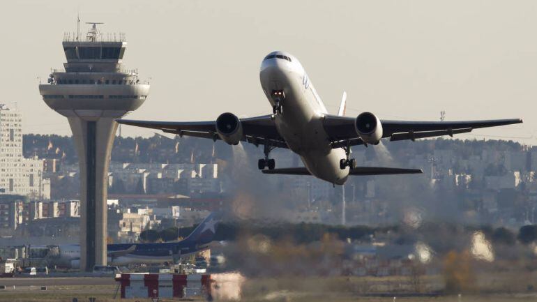 Un avión despega de Barajas.