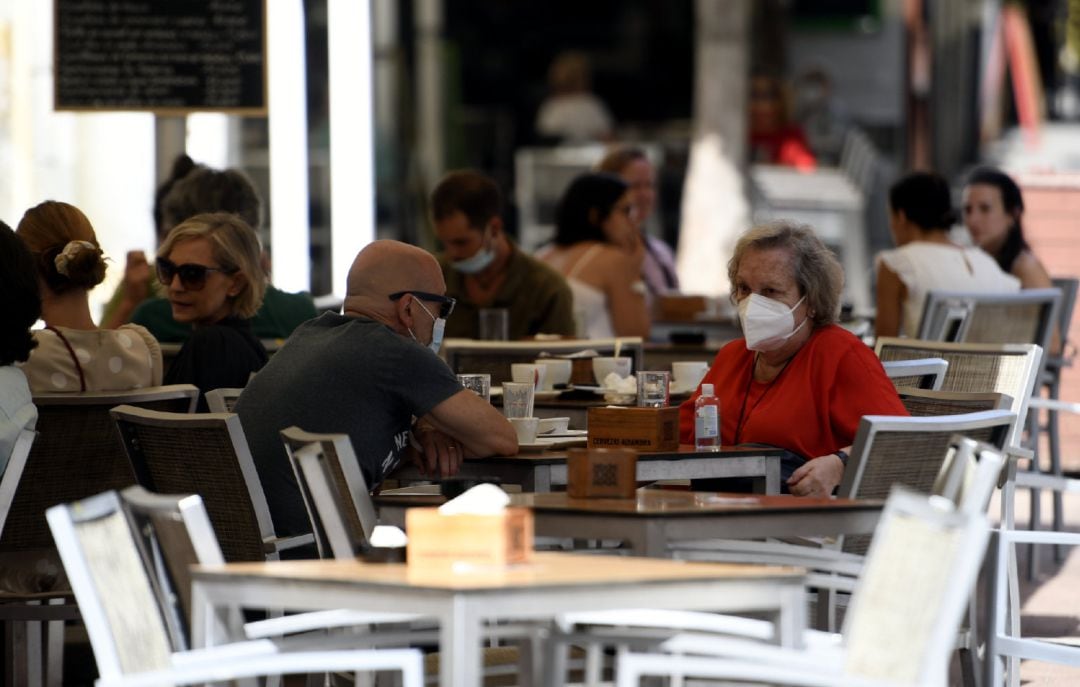 Varias personas disfrutan en una terraza de un bar