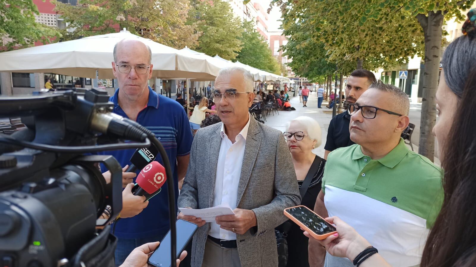 Andreu Martín atenent als mitjans des del barri del Carrilet / Cedida