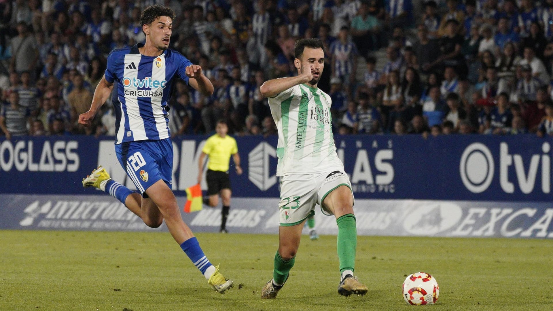 Luismi Luengo disputa una pelota en el Ponferradina-Antequera