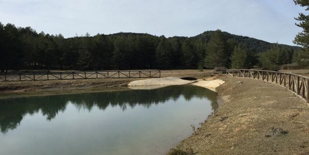 Balsa de agua en el entorno del nacimiento del río Tajo.