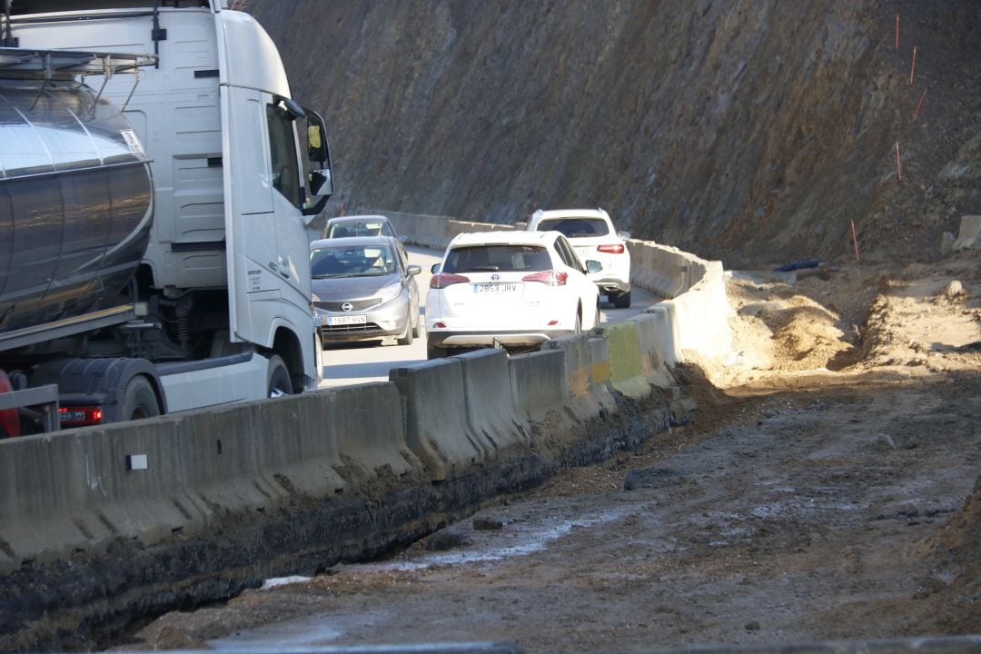 Un tram de la carretera de la Pilastra en obres