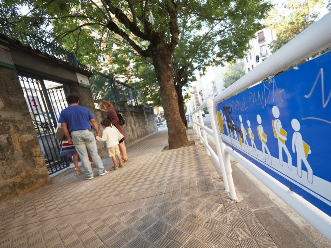 Padres con sus hijos frente a las puertas del Colegio Público Víctor Pradera en el primer día de colegio 