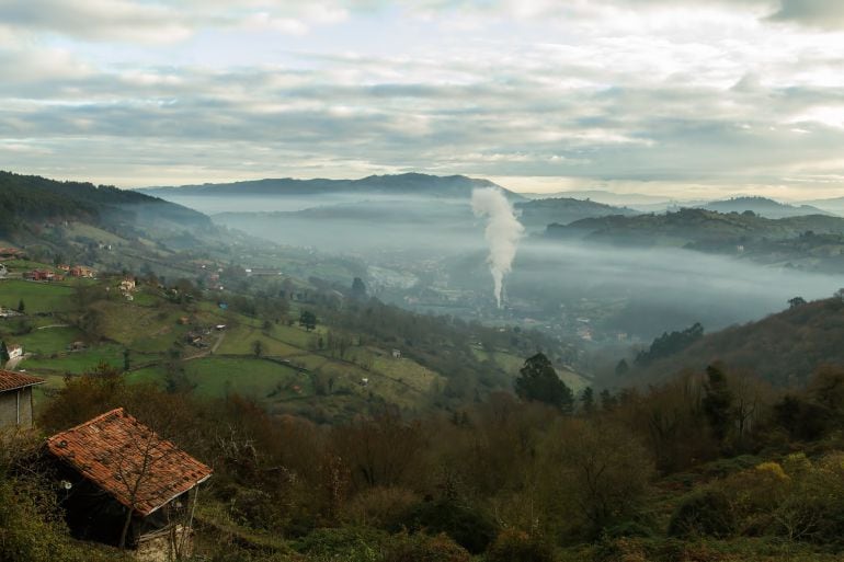 Vista del valle de Trubia con las industrias de la zona en plena actividad.