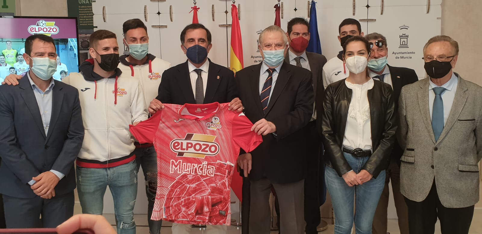 Parte de la plantilla de ElPozo y directiva en la recepción en el Ayto. de Murcia