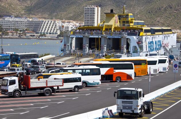 Buque de Fred Olsen atracado en el Puerto de Los Cristianos (Arona, Tenerife), una de las dos compañías que operan en esas instalaciones de Puertos del Estado al sur de la isla de Tenerife.