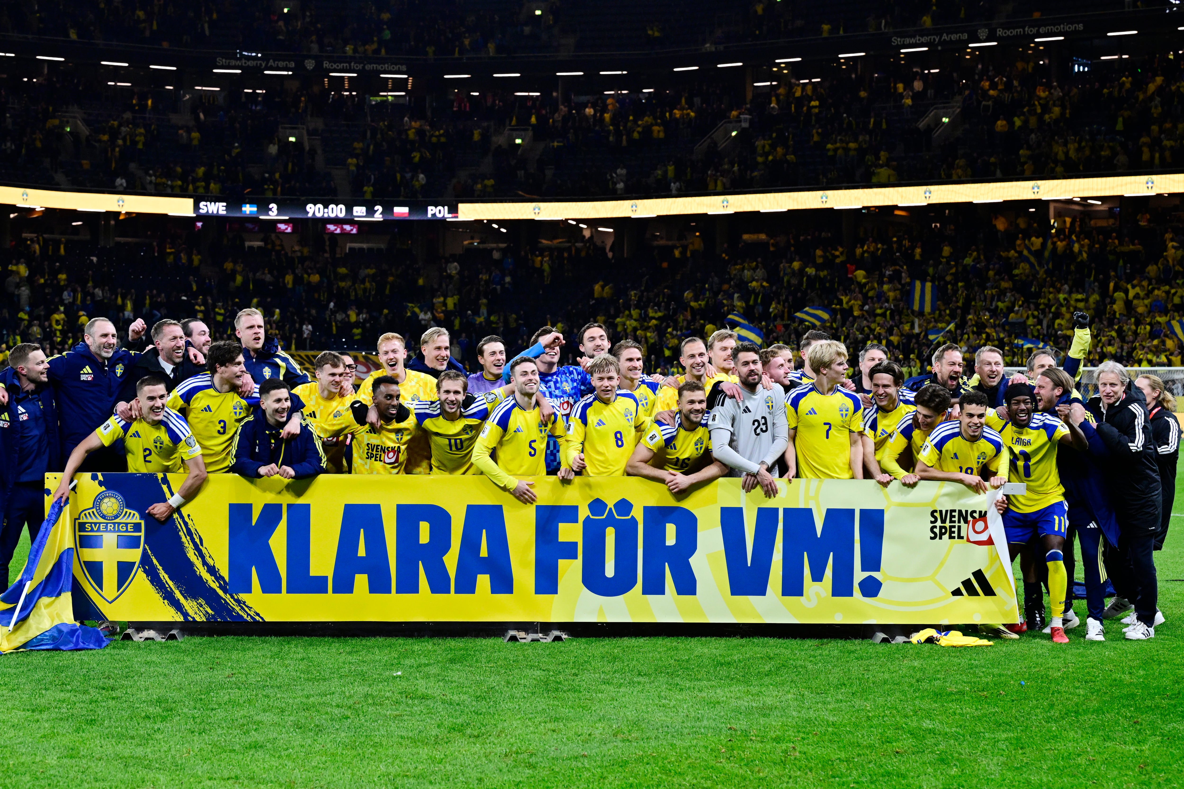 STOCKHOLM (Sweden), 31/03/2026.- The team of Sweden celebrates after the FIFA World Cup 2026 European playoffs match between Sweden and Poland at Strawberry Arena in Stockholm, Sweden, 31 March 2026. (Mundial de Fútbol, Polonia, Suecia, Estocolmo) EFE/EPA/Jonas Ekstromer SWEDEN OUT