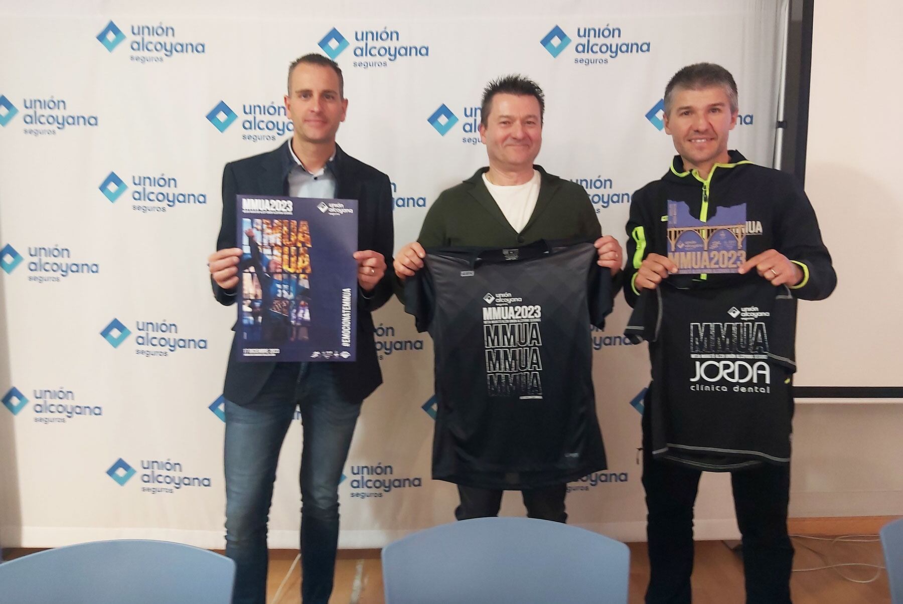 Alberto Belda, Natxo Company y David Miró con las camisetas y el cartel de la prueba