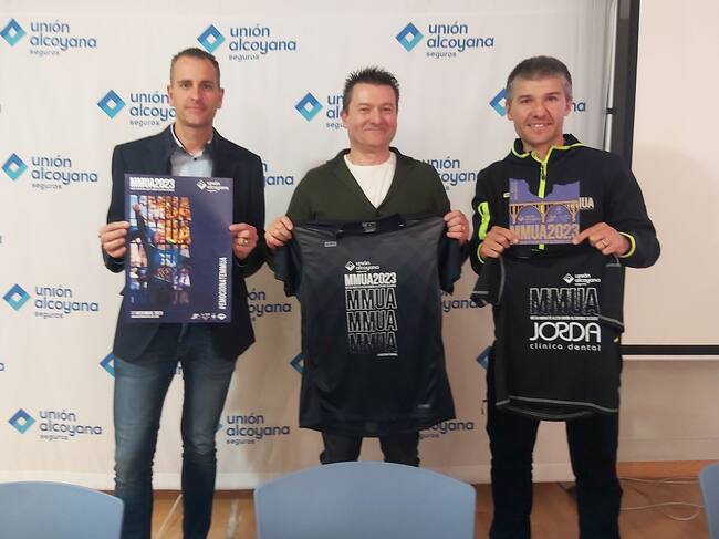 Alberto Belda, Natxo Company y David Miró con las camisetas y el cartel de la prueba