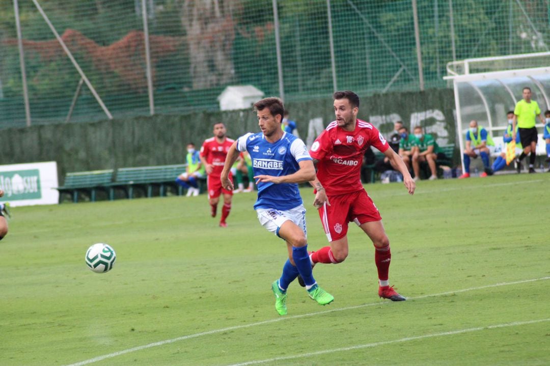 Máyor disputando un balón con un jugador del Utrera