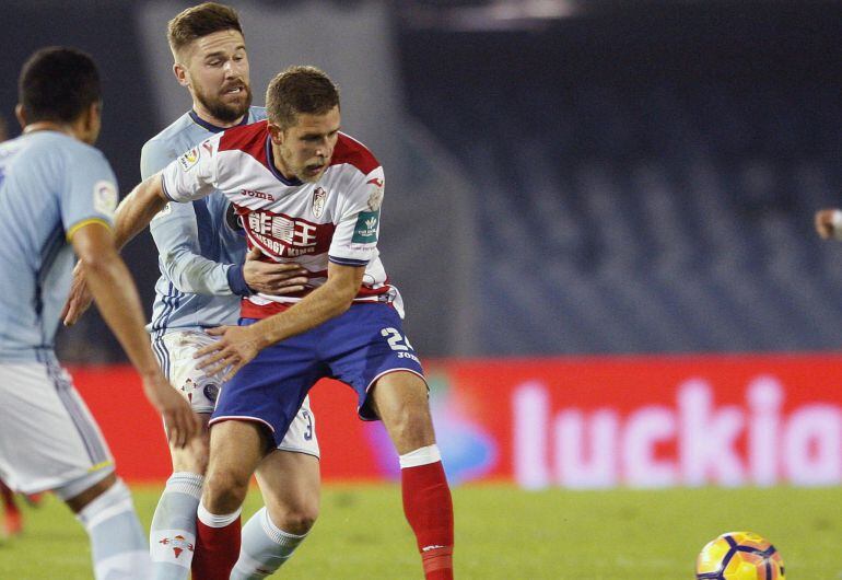 Kravets intenta marcharse de dos defensores del Celta