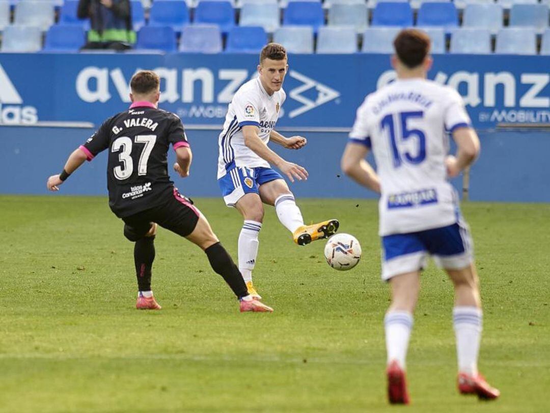 Carlos Nieto realiza un pase en el último partido contra el Tenerife