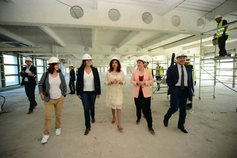 La consejera de Hacienda, María Jesús Montero, visita las obras del nuevo edificio administrativo de la Junta de Andalucía en el barrio de Almanjáyar, en Granada