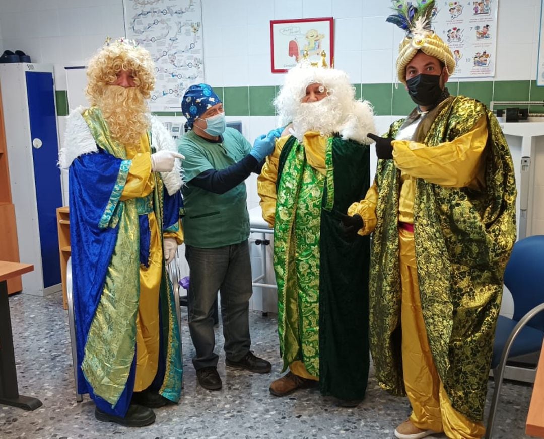 Los Reyes Magos se vacunan en Vegas del Genil (Granada) con la dosis de refuerzo