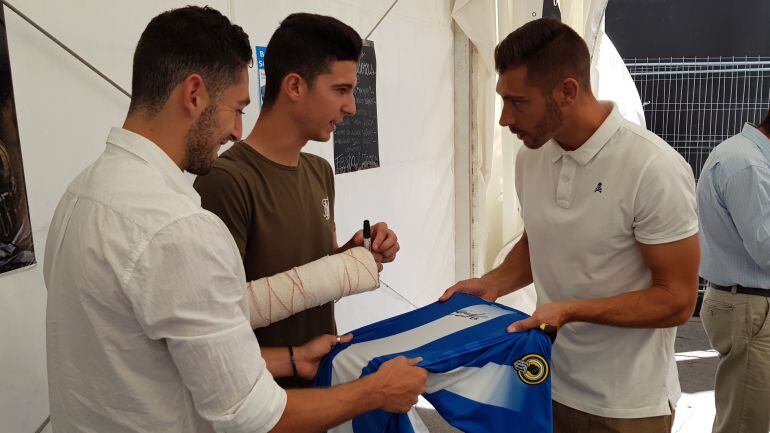 Samuel, junto a Candela y Tarí