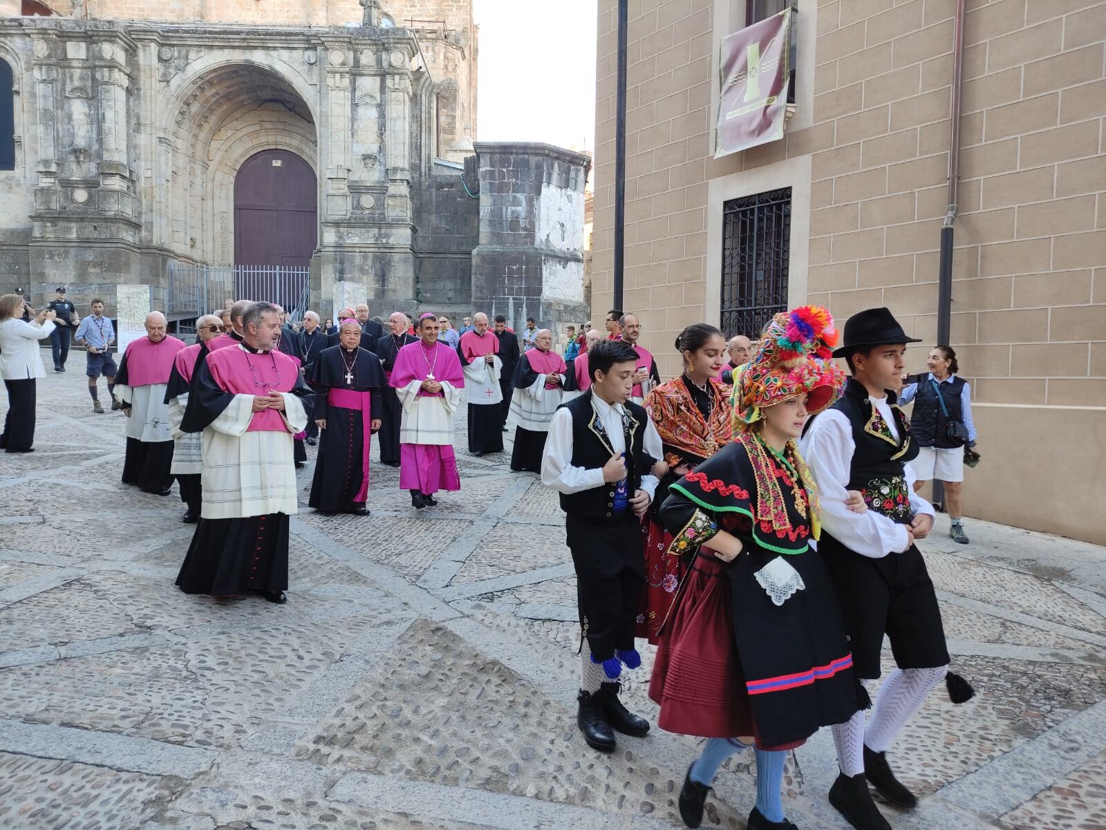 El prelado, Ernesto Brotons, se dirige hacia su ordenación acompañado por danzarines con el traje regional, tamborileos, el cabildo catedralicio y la corporación municipal bajo mazas
