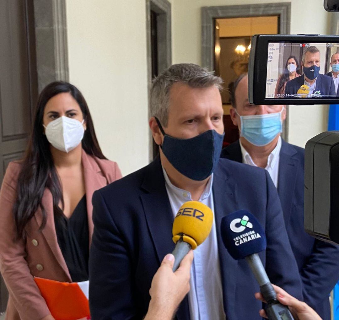 Cuadrado en los pasillos del Parlamento de Canarias