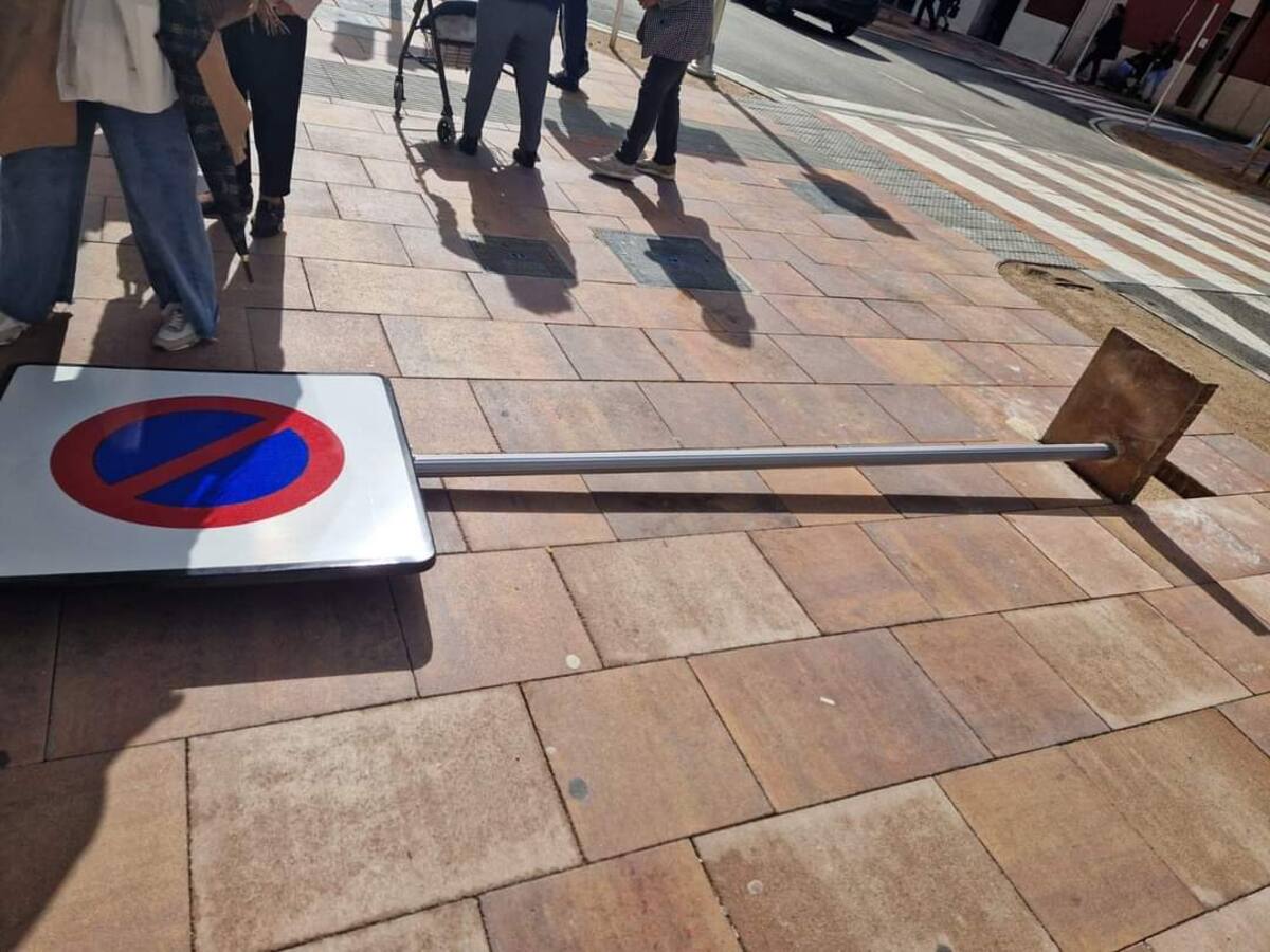 El PP solicita una revisión de los elementos urbanos de la Avenida de la Constitución tras el incidente de ayer