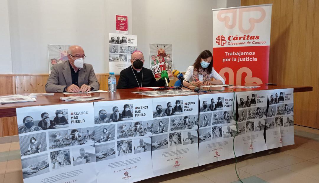 El director de Cáritas Cuenca, Pedro Bordallo (i); el obispo de Cuenca, José María Yanguas (c); y la secretaria de la organización diocesana, Paz Ramírez (d), durante la presentación de la Memoria