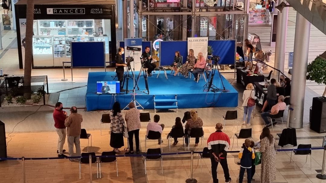 Retransmisión en directo de TeleSafor de una gala benéfica en Gandia