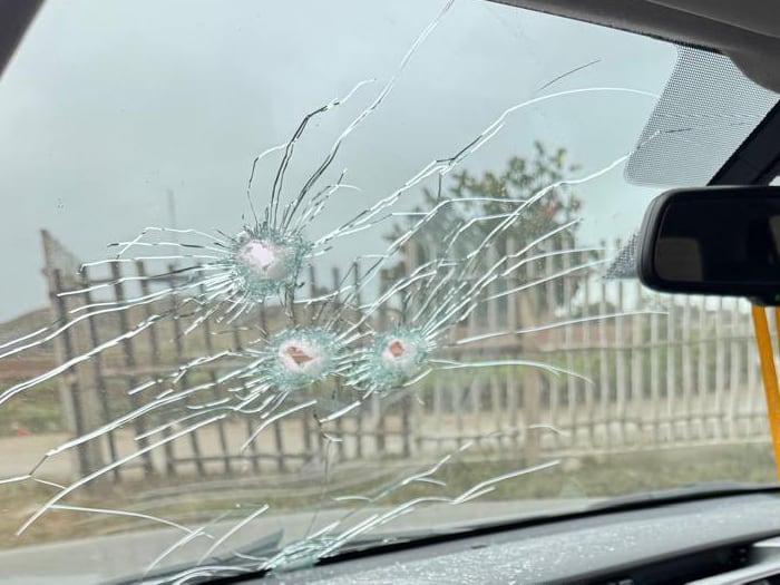 Fotografía tomada de la cuenta oficial @CostaGino de la red social X del excongresista de Perú, Gino Costa, donde se observa el vehículo donde se transportaba el candidato por la Presidencia de Perú, Rafael Belaúnde. 