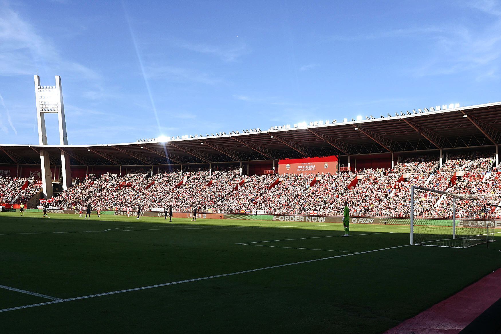 Casi 18.000 aficionados en el Almería-Real Madrid con la Feria de fondo.