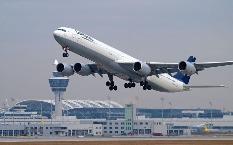 Avión de Lufthansa despegando.