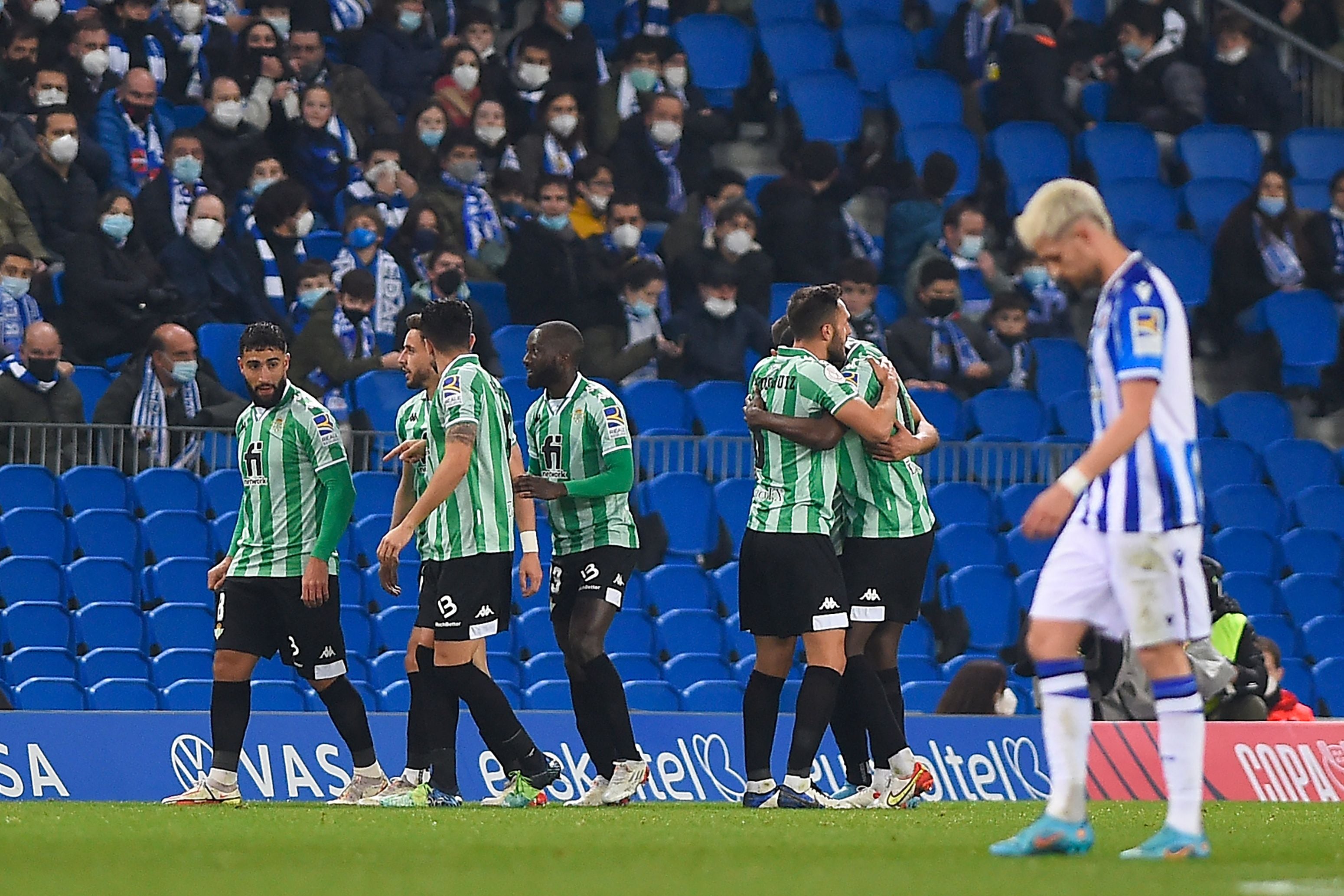 Real Betis&#039; players celebrate after Spanish forward Juanmi scored his team&#039;s second goal during the Spanish Copa del Rey (King&#039;s Cup) quarter-final football match between Real Sociedad and Real Betis at the Anoeta stadium in San Sebastian on February 3, 2022. (Photo by ANDER GILLENEA / AFP) (Photo by ANDER GILLENEA/AFP via Getty Images)