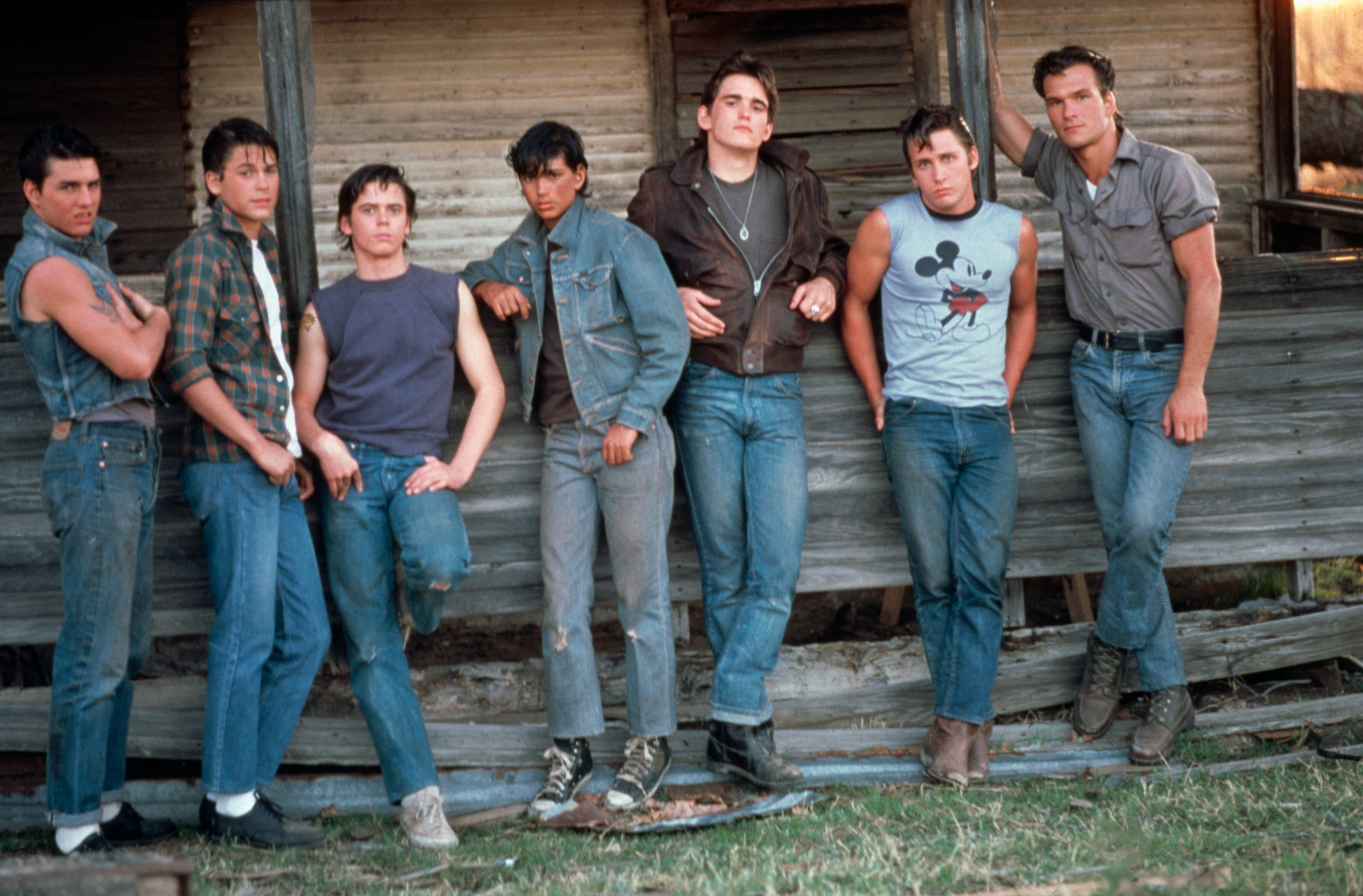 De izquierda a derecha, Tom Cruise, Rob Lowe, C. Thomas Howell, Ralph Macchio, Matt Dillon, Emilio Estevez y Patrick Swayze en el set de 'Rebeldes' (1983), dirigida y producida por Francis Ford Coppola / NANCY MORAN / GETTY IMAGES
