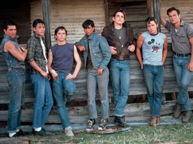 De izquierda a derecha, Tom Cruise, Rob Lowe, C. Thomas Howell, Ralph Macchio, Matt Dillon, Emilio Estevez y Patrick Swayze en el set de 'Rebeldes' (1983), dirigida y producida por Francis Ford Coppola / NANCY MORAN / GETTY IMAGES