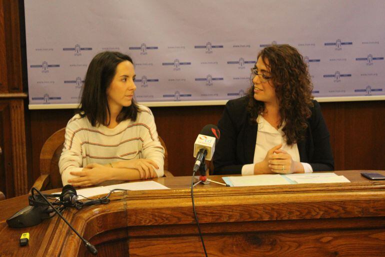 Sara Polo, coordinadora de la campaña &quot;Bibliotecas Humanas&quot; y Mónica Martínez, delegada de Valores y Derechos Humanos.