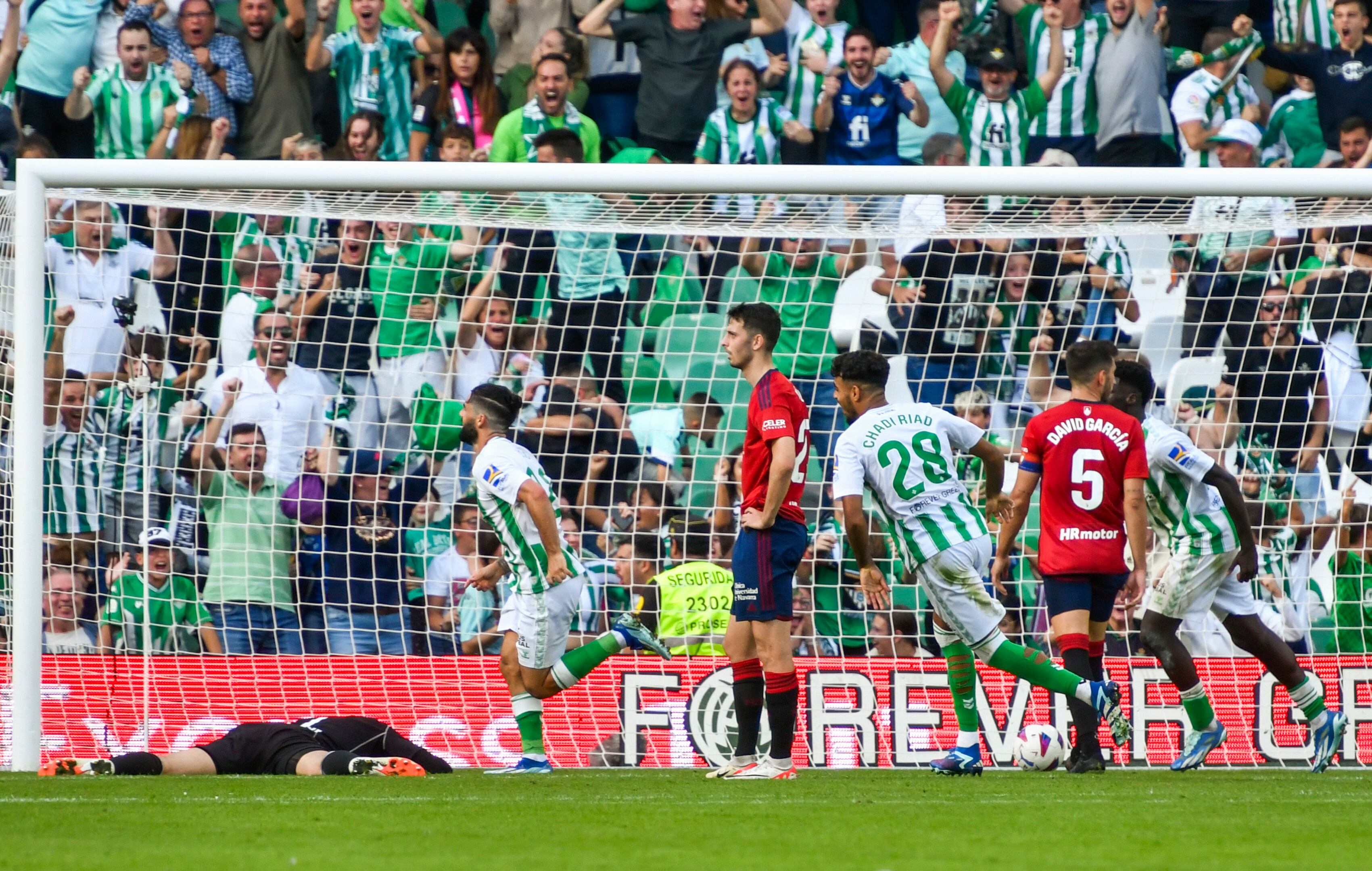 Isco celebra el gol de la victoria del Betis en el descuento ante Osasuna en el estadio Benito Villamarín de Sevilla