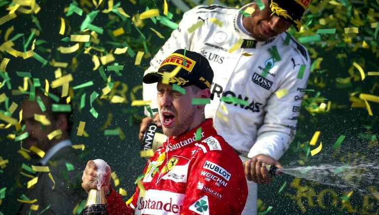 Sebastian Vettel y Lewis Hamilton, en el podio de Albert Park