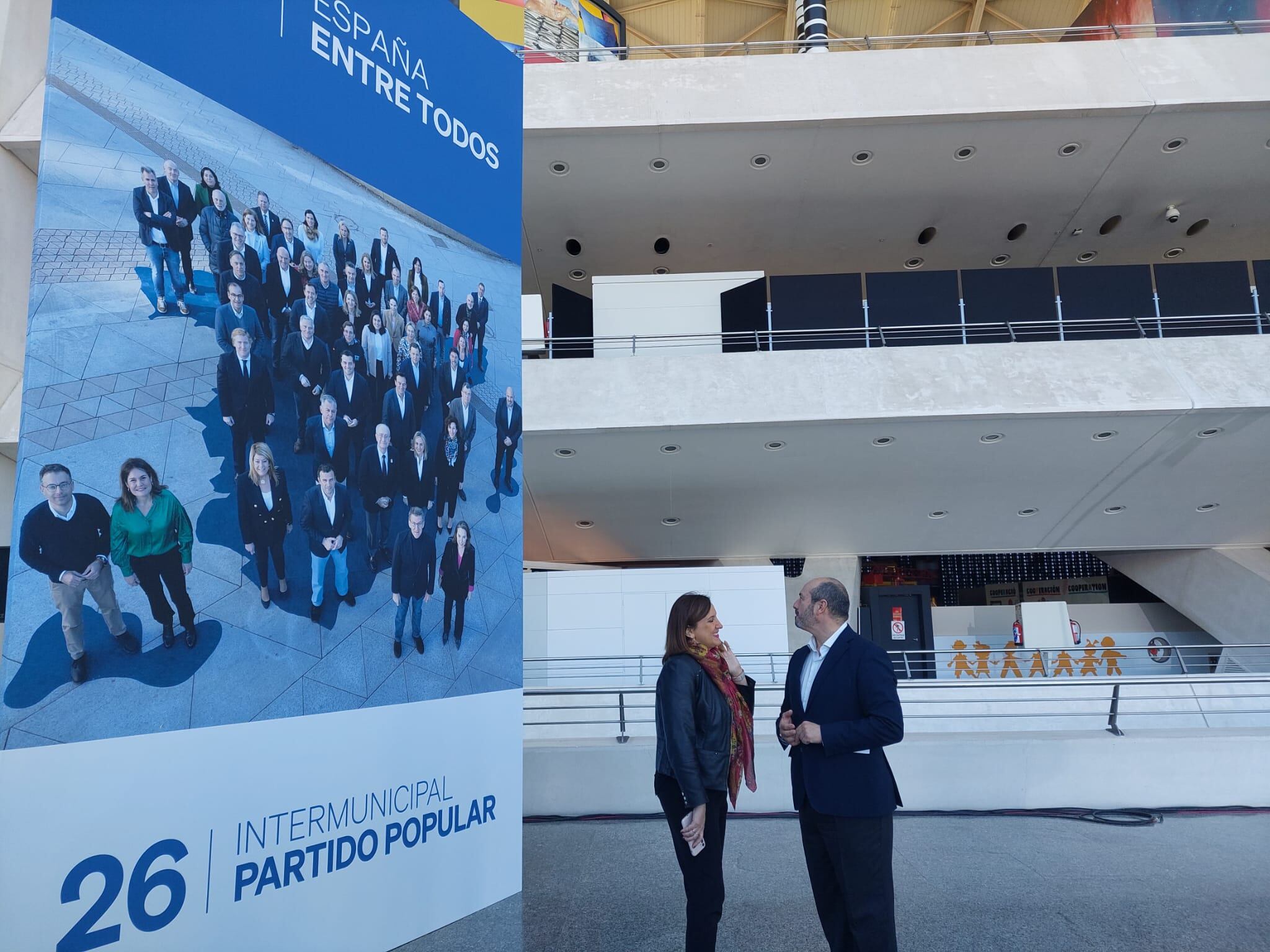 La secretaria general del PPCV, María José Catalá, junto al vicesecretario de coordinación local y autonómica, Pedro Rollán