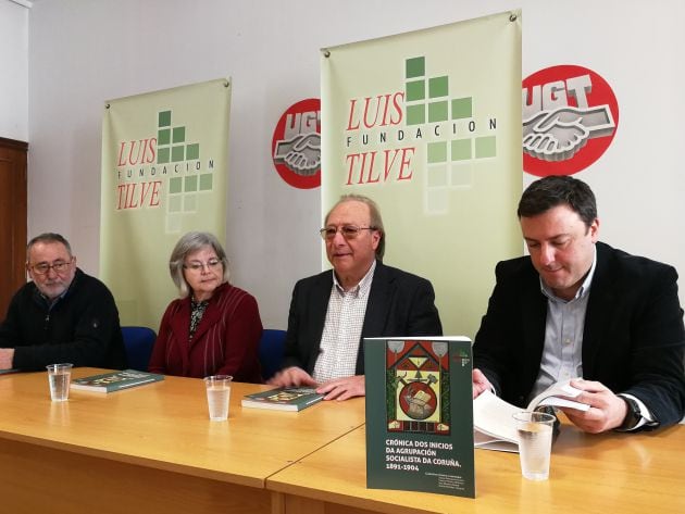 Valentín González Formoso (derecha), en la presentación de un libro sobre los orígenes de la Agrupación Socialista Coruñesa